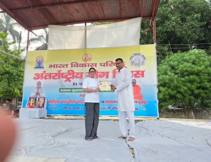 Bajpur : चीनी मिल के नेहरू पार्क में अंतर्राष्ट्रीय योग दिवस पर भव्य कार्यक्रम का आयोजन