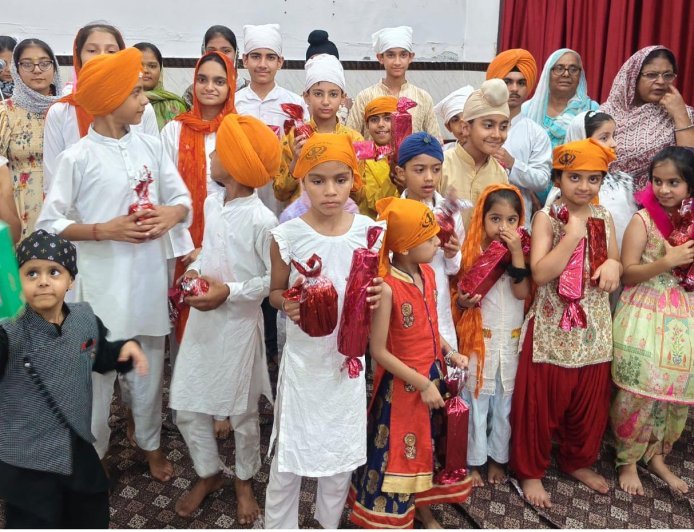 Deoband : गुरुद्वारा श्री गुरु नानक सभा में गुरमत सिखलाई कैंप का समापन, बच्चों को मिले उपहार