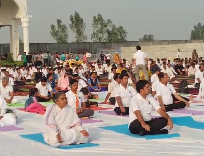Sambhal : मदरसे योग से बाहर नही- सम्भल में गरजे कमिश्नर, योग विरोधियों को बताया गुमराह