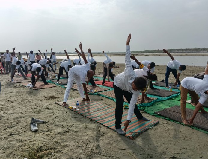 Hardoi : तेरापुरसौली गंगा घाट पर अंतर्राष्ट्रीय योग दिवस का आयोजन, ग्रामीणों ने लिया निरोग रहने का संकल्प