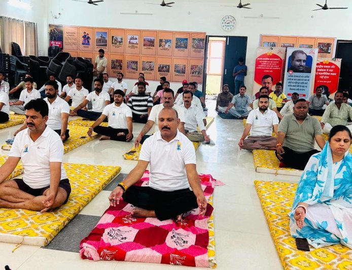 Hardoi : भाजपा कार्यालय में अंतर्राष्ट्रीय योग दिवस पर हुआ सामूहिक योगाभ्यास, जिलाध्यक्ष अजीत सिंह बब्बन ने योग को बताया संतुलित जीवन का आधार