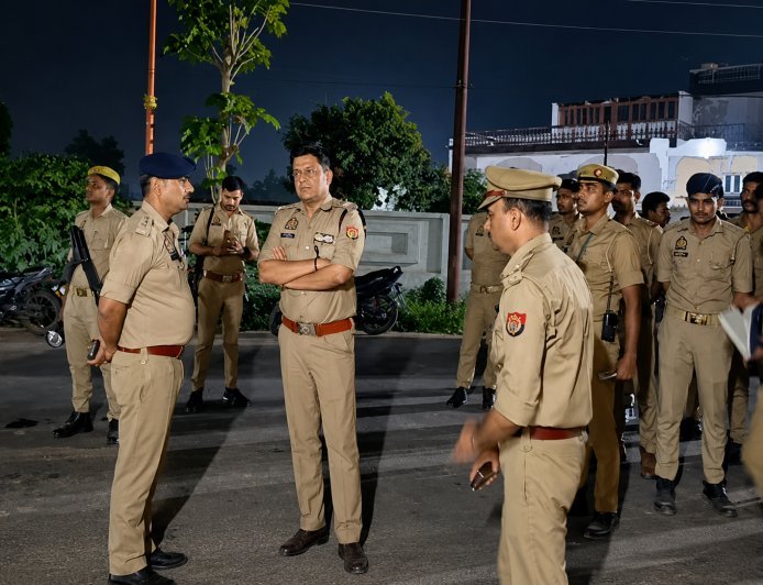 Gorakhpur Triple Murder: गोरखपुर में ट्रिपल मर्डर से सनसनी, नाबालिग ने भाई, भाभी और भतीजे को उतारा मौत के घाट