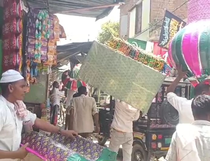 Sambhal : 35 फीट से 10 फीट तक सिमटे ताजिये: महंगाई और गाइडलाइन के बीच कारीगरों की मेहनत, 2027 पर भी दिखी सियासत