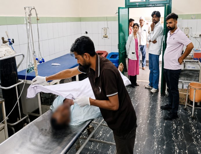 Bajpur : बरहैनी में हाईवोल्टेज बिजली लाइन ठीक करते समय संविदा कर्मी की करंट लगने से दर्दनाक मौत