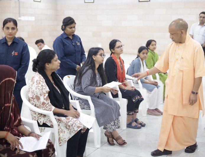 सीएम योगी का जनता दर्शन: मथुरा के बुजुर्ग की शिकायत पर सीधे डीएम को फोन, बोले- खुद मौके पर जाकर हटाएं अतिक्रमण