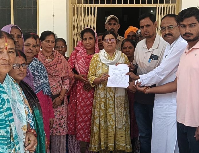 Bajpur : बाढ़ से बचाव के लिए गड़प्पू नाले की पूरी सफाई की माँग, ग्रामीणों ने प्रशासनिक अधिकारी को सौंपा पत्र