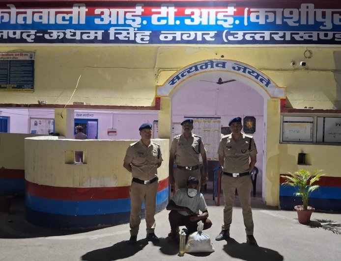 UdhamSinghNagar : काशीपुर में अवैध कच्ची शराब के साथ एक तस्कर गिरफ्तार, पुलिस ने बरामद किए 53 पाउच