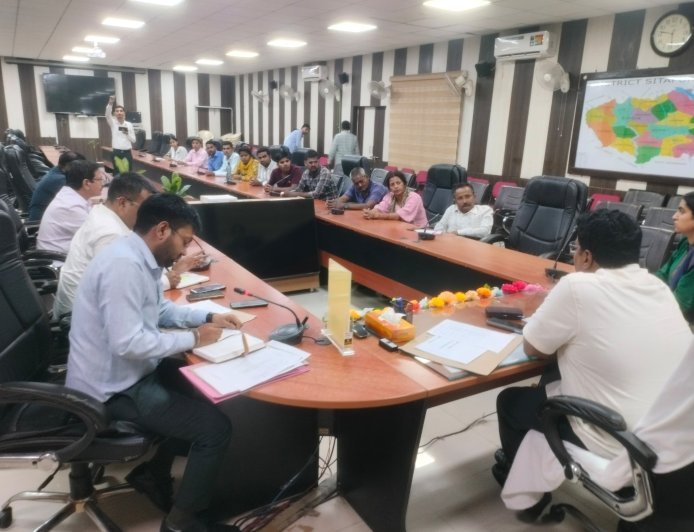 Sitapur : सीतापुर में जिलाधिकारी की अध्यक्षता में हुई बैठक, दिव्यांगों को आत्मनिर्भर बनाने पर जोर