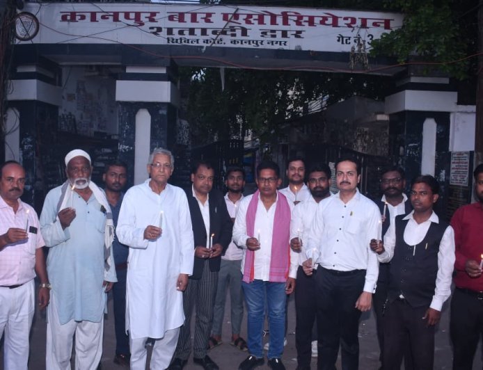Kanpur : लखनऊ कोचिंग अग्निकांड में जान गंवाने वाले बच्चों को कानपुर में दी गई कैंडल जलाकर श्रद्धांजलि