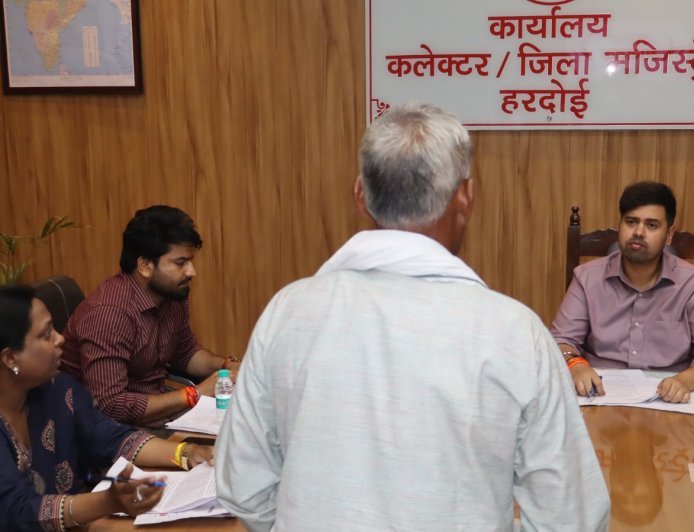 Hardoi : हरदोई कलेक्ट्रेट में जिलाधिकारी ने सुनीं जन समस्याएं, 59 शिकायतों के तुरंत निपटारे के आदेश