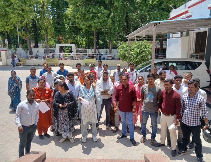 Hardoi : हरदोई में पंचायत सहायकों ने मांगों को लेकर दिया ज्ञापन, मांगें पूरी न होने पर आंदोलन की दी चेतावनी