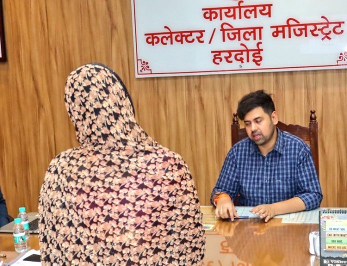 Hardoi : कलेक्ट्रेट में जिलाधिकारी अनुनय झा ने सुनीं जन समस्याएं, 64 शिकायतों के जल्द निपटारे के आदेश