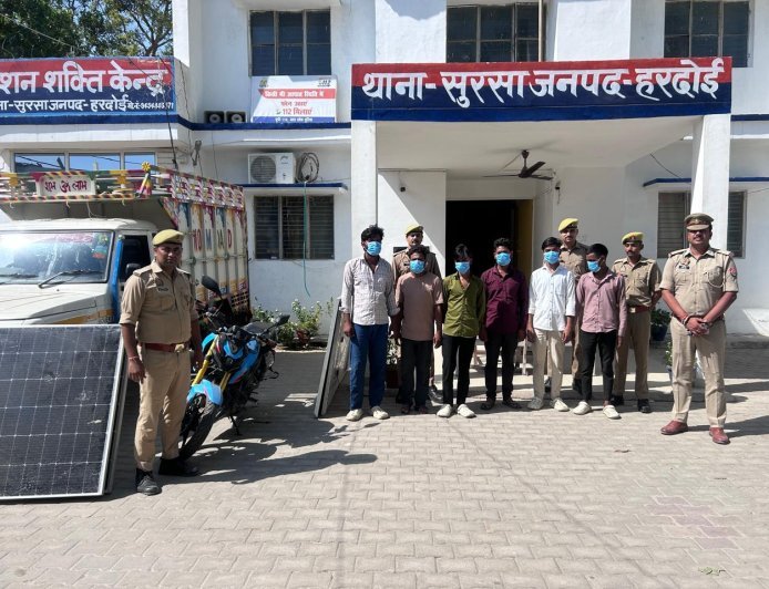 हरदोई में खेत से सोलर प्लेट चुराने वाले गिरोह का पर्दाफाश, पिकअप और बाइक के साथ छह गिरफ्तार