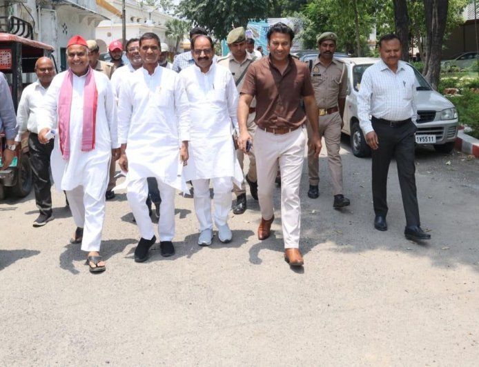 सहारनपुर में जिला निर्वाचन अधिकारी ने राजनैतिक दलों संग किया ईवीएम गोदाम का निरीक्षण, सुरक्षा व्यवस्था पुख्ता