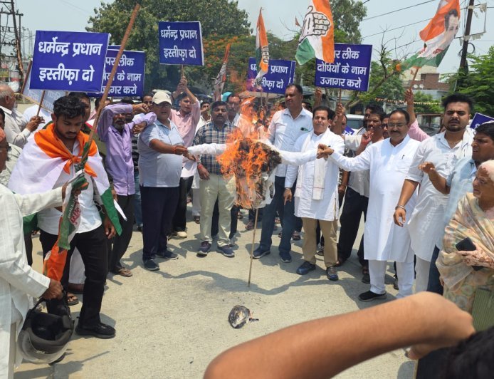 Bajpur : पेपर लीक के विरोध में कांग्रेस का जोरदार प्रदर्शन, शिक्षा मंत्री धर्मेंद्र प्रधान के इस्तीफे की मांग को लेकर फूंका पुतला