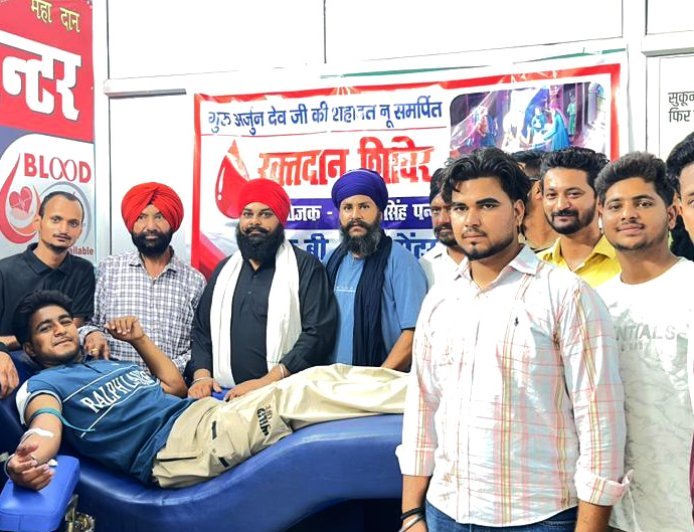 Bajpur : सिखों के पांचवें गुरु अर्जुन देव के शहीदी दिवस पर लगा रक्तदान शिविर, युवाओं ने उत्साह से किया ब्लड डोनेट