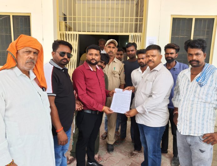 Bajpur : बिना अनुमति लग रहे हाट बाजार के खिलाफ फूटा ग्रामीणों का गुस्सा, हटाने की मांग को लेकर एसडीएम कार्यालय में प्रदर्शन