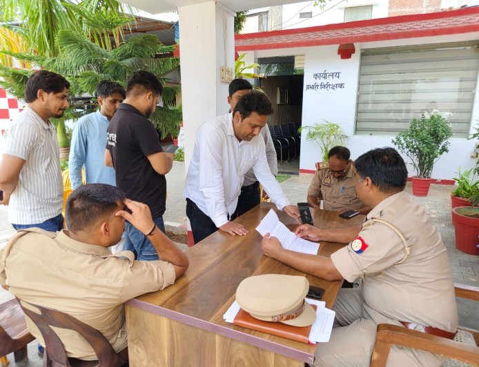 Sambhal : नबी की शान में कथित टिप्पणी पर फूटा गुस्सा, कार्रवाई की मांग को लेकर कोतवाली पहुंचे लोग