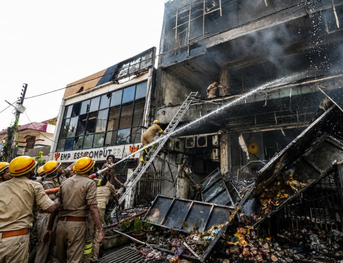 Lucknow : लखनऊ अग्निकांड के बाद परिवहन विभाग हुआ मुस्तैद, बसों में आग से सुरक्षा के पुख्ता इंतजाम जांचने के लिए शुरू होगा विशेष अभियान