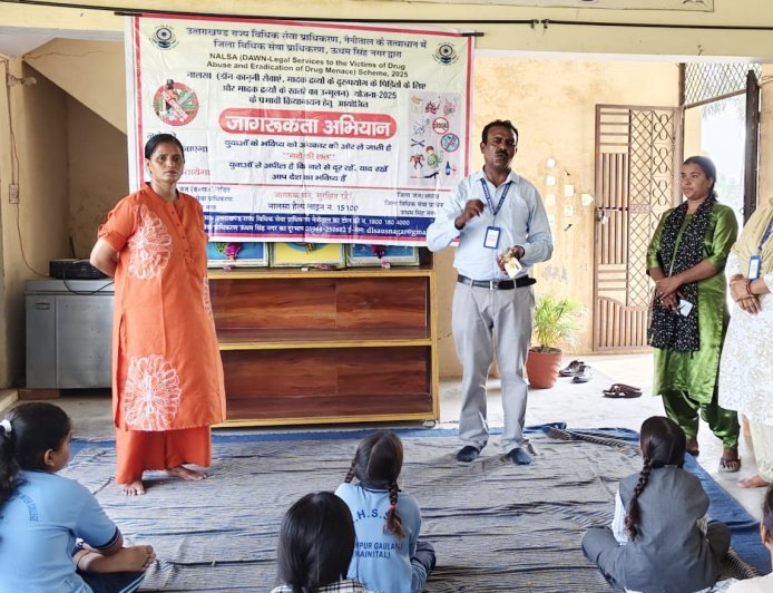 Bajpur : नशा मुक्ति और कानूनी मदद के लिए आगे आई नालसा डॉन योजना, छात्राओं को दी गई जानकारी