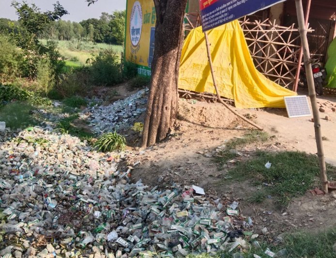 Sitapur : शराब ठेके के बाहर गंदगी से किसान परेशान, खेतों में फैल रहा प्लास्टिक कचरा फसलों को पहुंचा रहा नुकसान