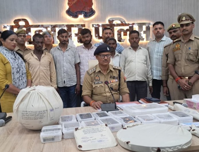 Sitapur : मछरेहटा पुलिस और एसओजी को बड़ी कामयाबी, पांच शातिर चोरों को कार, अवैध हथियार और लाखों के जेवरात के साथ दबोचा
