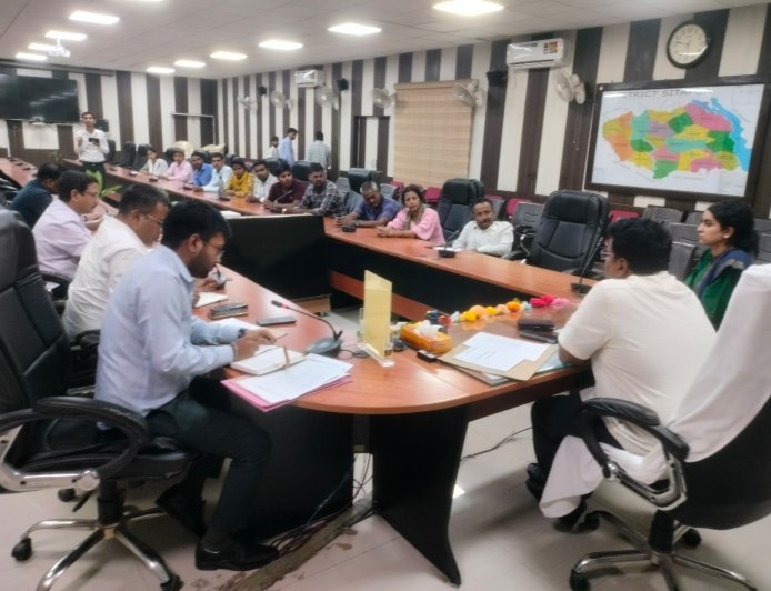 Sitapur : निर्माण कार्यों में लापरवाही पर भड़के जिलाधिकारी, हरगांव स्वास्थ्य केंद्र के निरीक्षण में गुणवत्ता