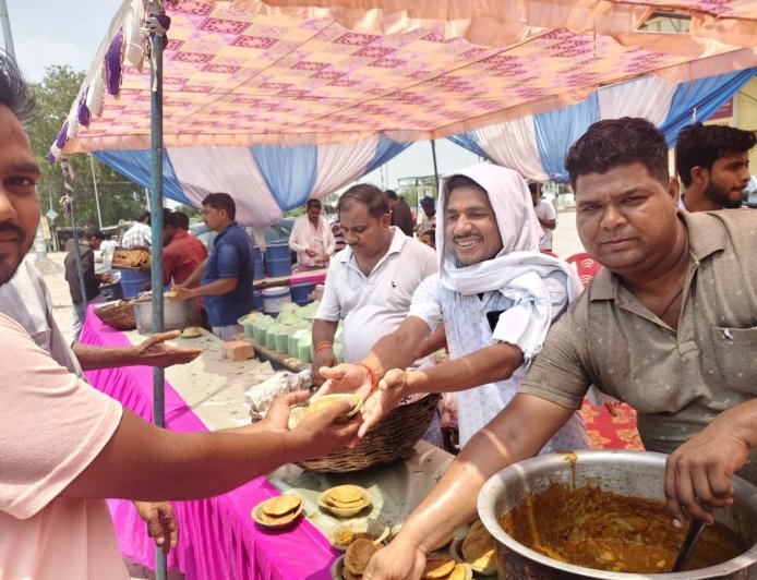Sitapur : रामगोपाल अवस्थी की पुण्यतिथि पर शैलेश्वर हनुमान मंदिर में भंडारा, भारी संख्या में लोगों ने ग्रहण किया प्रसाद