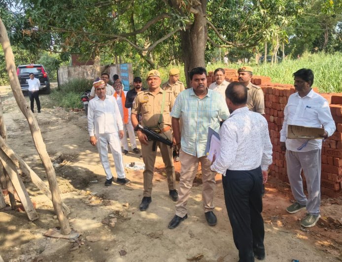 Sitapur : बड़ी मालियत की जमीनों की जांच करने खुद मौके पर पहुंचे जिलाधिकारी, मूल्यांकन में पारदर्शिता रखने के दिए निर्देश