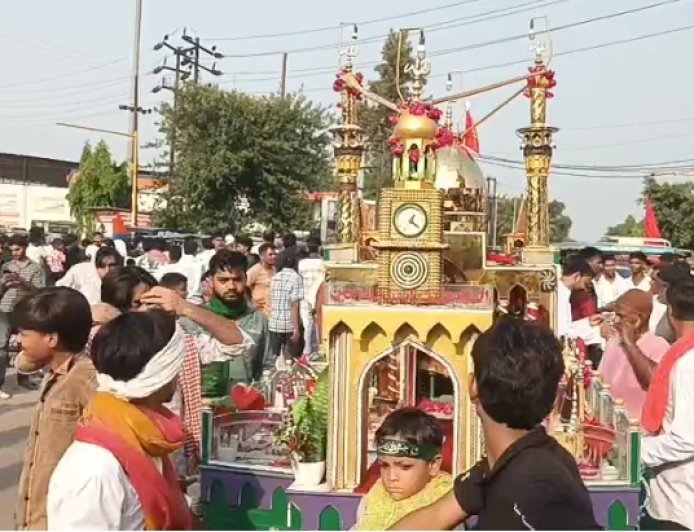 Sambhal : मुहर्रम पर उमड़ा अकीदतमंदों का सैलाब, इमाम हुसैन की शहादत की याद में निकले ताज़िये और मातमी जुलूस