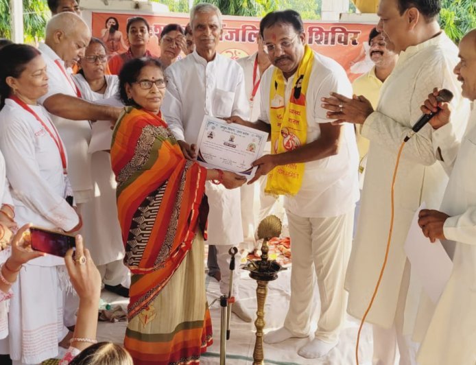 Hardoi : हरदोई के शहीद उद्यान में योग शिविर का आयोजन, नगर मजिस्ट्रेट ने वितरित किए प्रशस्ति पत्र