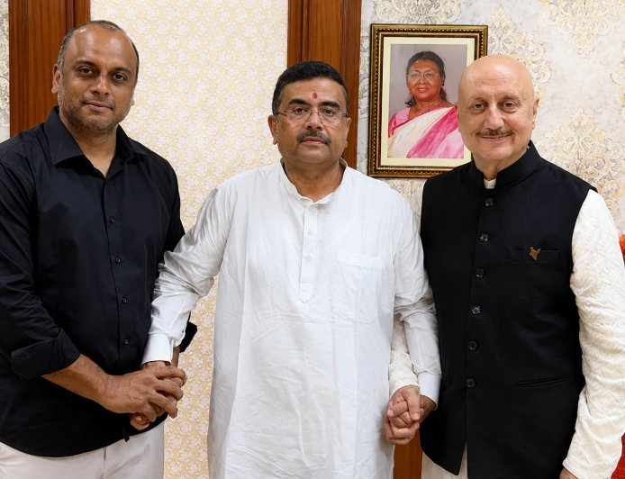 पश्चिम बंगाल के मुख्यमंत्री शुभेंदु अधिकारी से अचानक मिलने पहुंचे अभिनेता अनुपम खेर, जानिए दोनों के बीच क्या हुई बात!