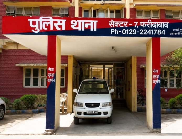 Faridabad Police Station Weapon Theft: फरीदाबाद में थाने के मालखाने से 32 हथियार गायब, विदेशी पिस्तौलें भी चोरी, मुंशी पर केस दर्ज