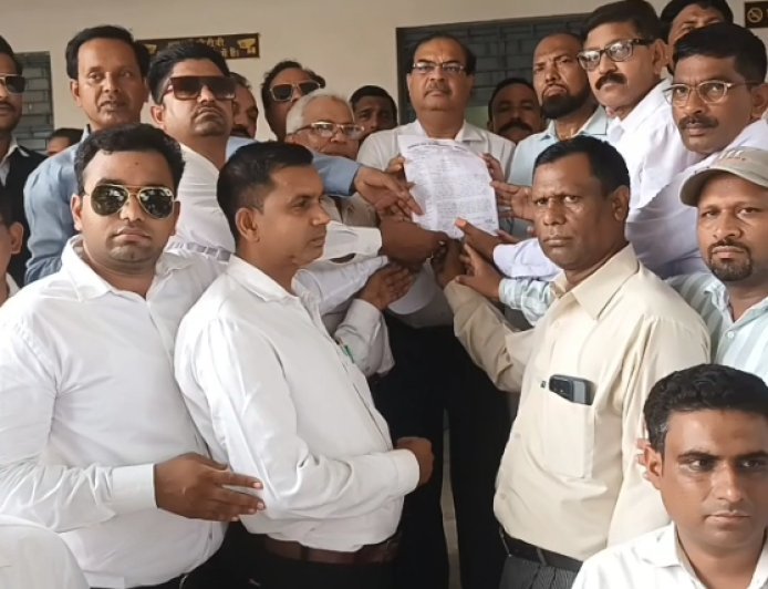 Sambhal : ई-रजिस्ट्री व्यवस्था के विरोध में वकीलों का बिगुल, बाइक रैली निकालकर सरकार के खिलाफ खोला मोर्चा