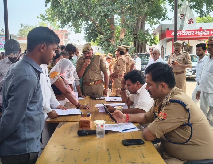 Sitapur : थाना समाधान दिवस पर डीएम और एसपी ने सुनीं जन समस्याएं, अधिकारियों को दिए सख्त निर्देश