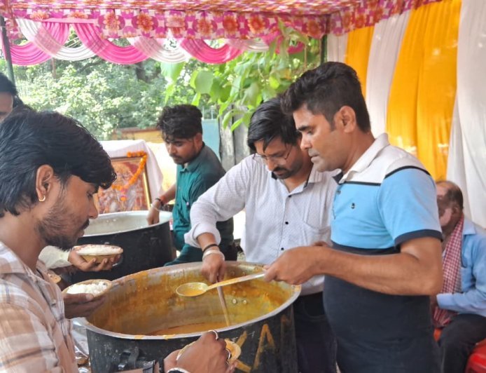 Sitapur : जिला सूचना कार्यालय में भंडारे का आयोजन, प्रसाद लेने उमड़ी श्रद्धालुओं की भारी भीड़