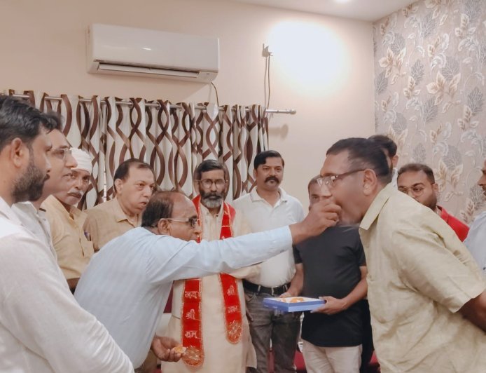 Pilibhit : कासगंज लखनऊ ट्रेन सेवा शुरू होने की खुशी में लोगों ने बांटी मिठाई, केंद्रीय मंत्री जितिन प्रसाद का जताया आभार
