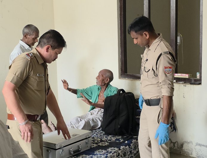 Bajpur : बाजपुर में फल विक्रेता का घर के अंदर संदिग्ध हालत में मिला शव, जांच में जुटी पुलिस
