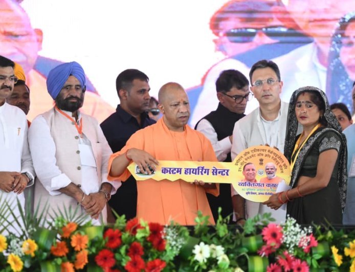 Pilibhit : योगी ने पीलीभीत को दी 569 करोड़ की सौगात, विस्थापित परिवारों को मिले जमीन के पट्टे और नागरिकता प्रमाणपत्र
