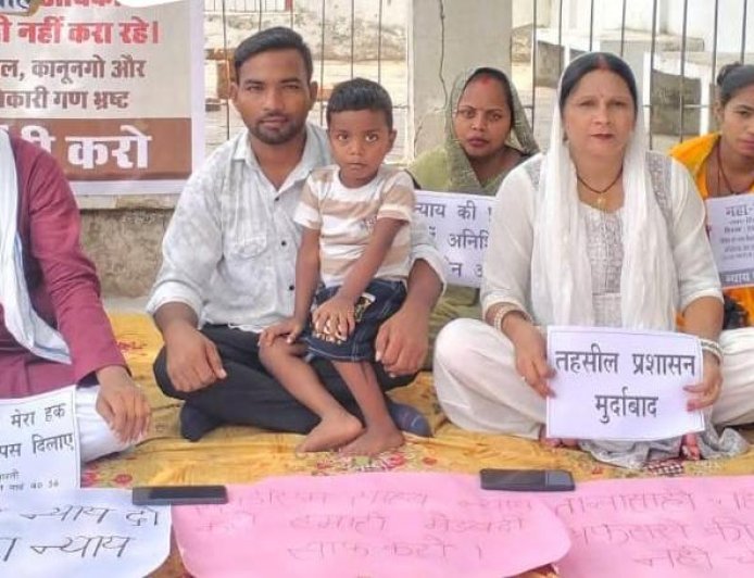 Sitapur : प्रशासनिक आदेश के बाद भी मेड़बंदी न होने से नाराज जिला पंचायत सदस्य कन्हैया भारती धरने पर बैठे, सिधौली शहीद स्मारक पर प्रदर्शन शुरू