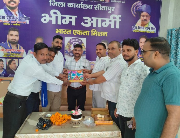 Sitapur : भीम आर्मी कार्यालय पर तहसील संयोजक अनुपम गौतम का जन्मदिन मनाया गया, कार्यकर्ताओं ने मिशन को घर-घर पहुंचाने का लिया संकल्प
