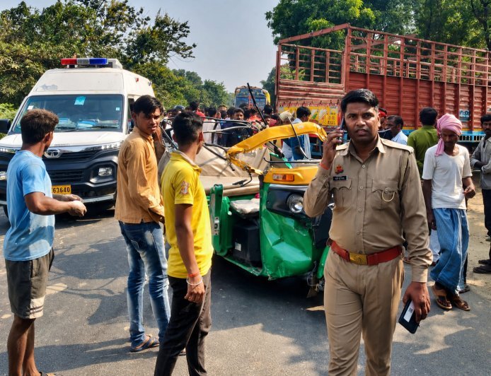 Hardoi : ऑटो पलटने से छह साल के बच्चे की जान गई, दो अन्य गंभीर घायलों को मेडिकल कॉलेज किया गया रेफर