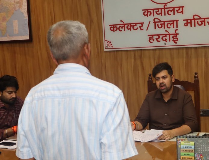Hardoi : जिलाधिकारी अनुनय झा ने कलेक्ट्रेट में सुनीं जनसमस्याएं, अधिकारियों को दिए गुणवत्तापूर्ण निस्तारण करने के निर्देश