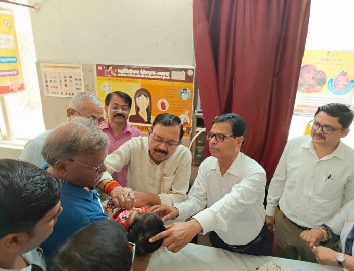 Hardoi : पल्स पोलियो अभियान की शुरुआत, नगर पालिका अध्यक्ष सुख सागर मिश्र ने बच्चों को पिलाई दवा