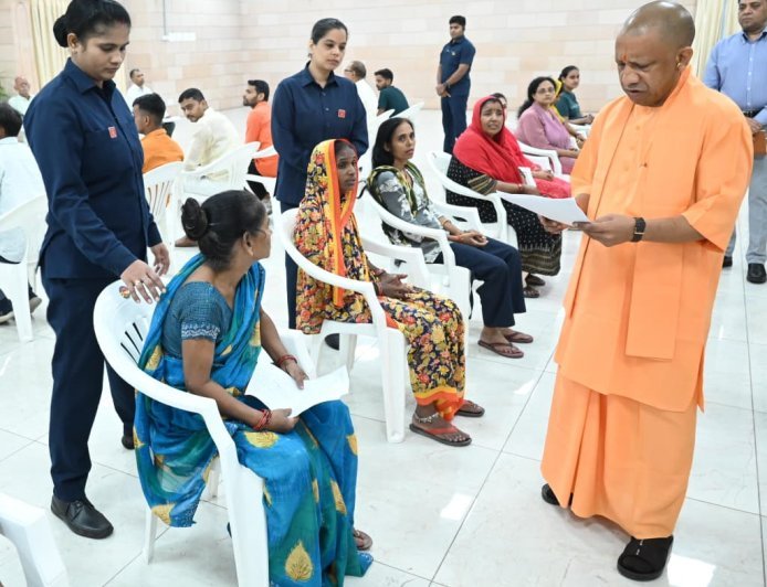Lucknow : हर जरूरतमंद के इलाज की व्यवस्था करा रही सरकार, जनता दर्शन में मुख्यमंत्री योगी ने सुनीं लोगों की समस्याएं