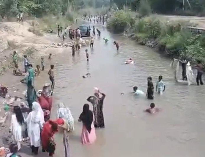 Saharanpur : फैजाबाद गांव में बिजली गुल होने से पीने के पानी की भारी किल्लत, नहर का पानी पीने को विवश हुए लोग