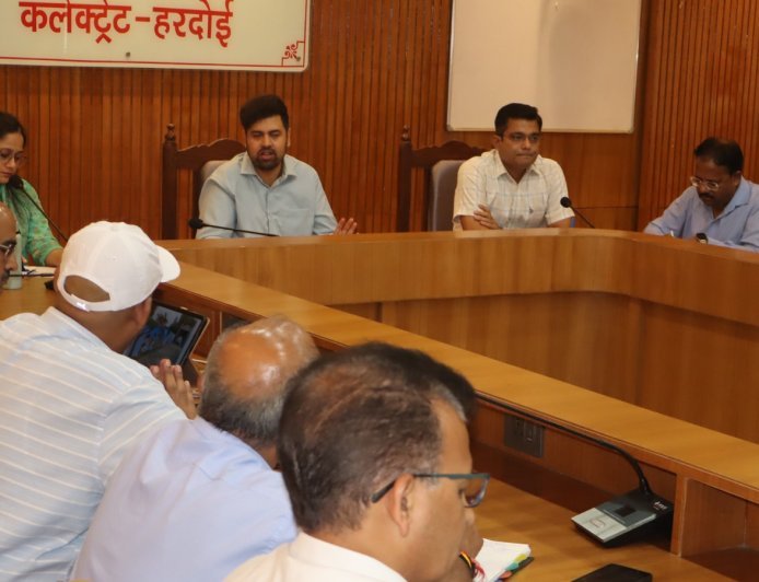 जिलाधिकारी अनुनय झा सख्त, बोले—गोद लिए विद्यालयों में समय पर पूरे हों सभी विकास कार्य