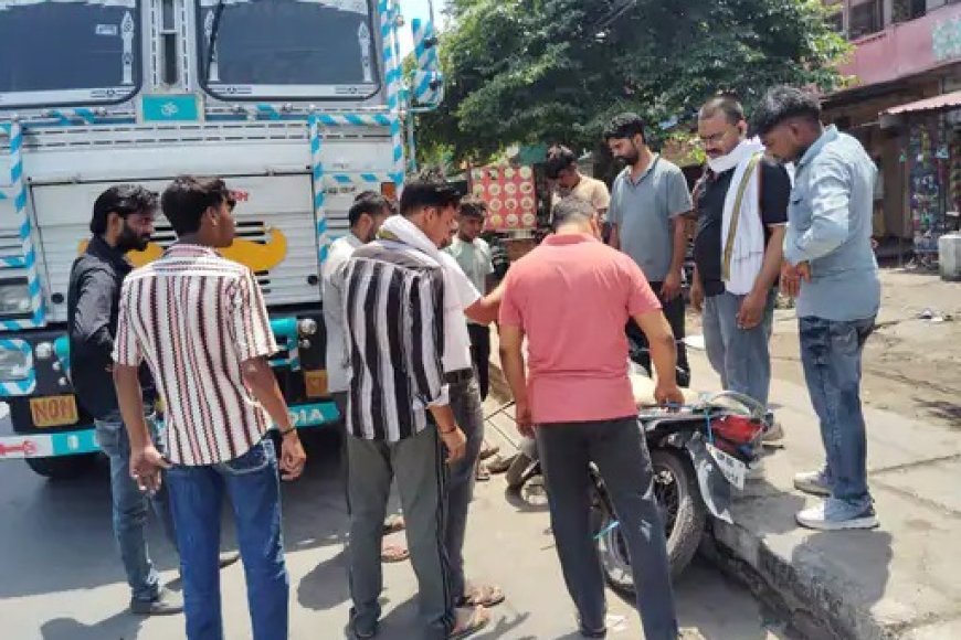 Hathras: बेकाबू ट्रक ने खड़ी बाइक को मारी टक्कर हजारों का नुकसान