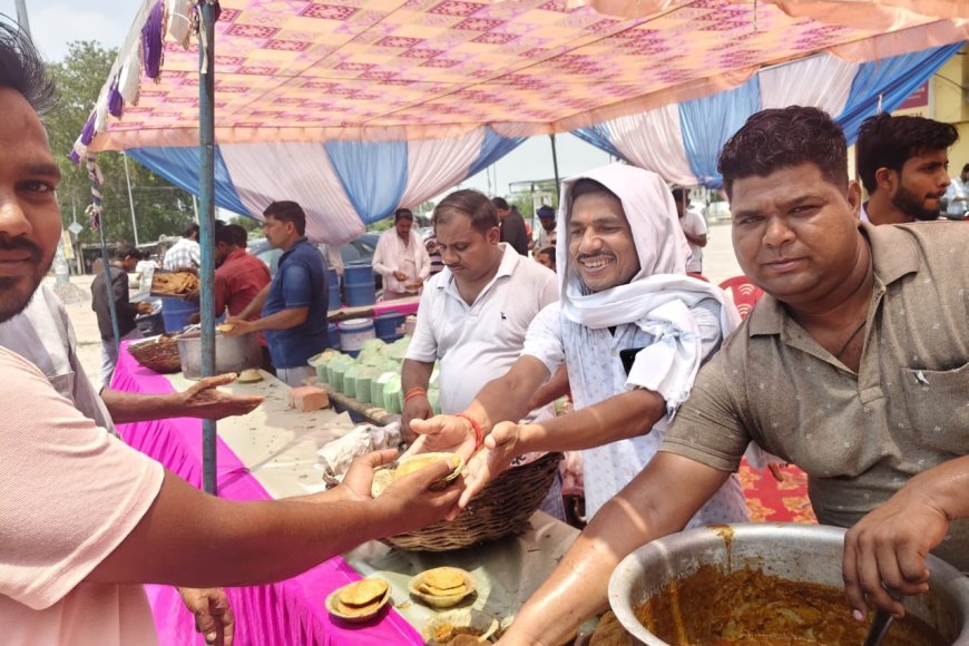 Sitapur : रामगोपाल अवस्थी की पुण्यतिथि पर शैलेश्वर हनुमान मंदिर में भंडारा, भारी संख्या में लोगों ने ग्रहण किया प्रसाद