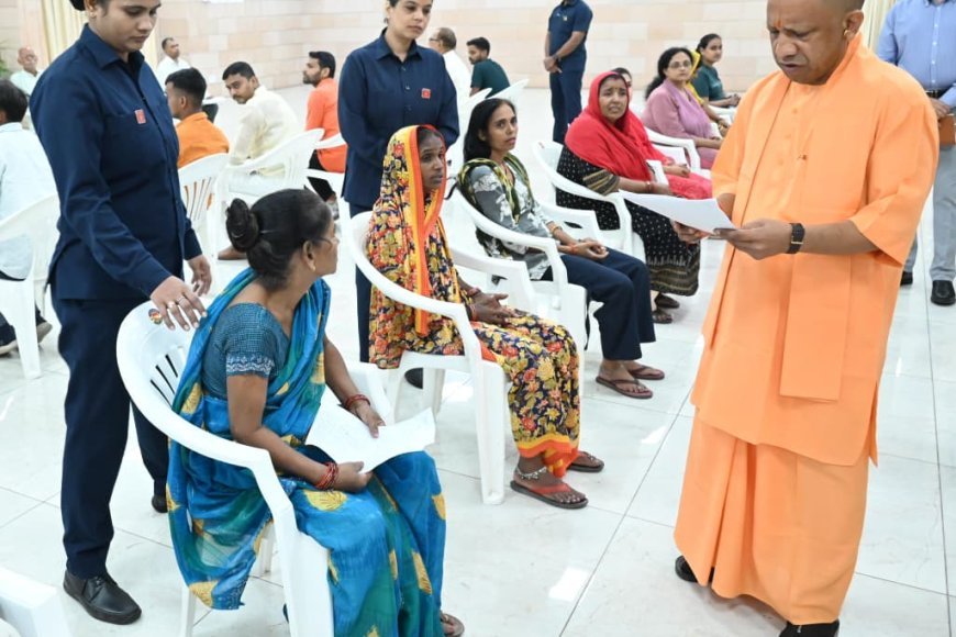 Lucknow : हर जरूरतमंद के इलाज की व्यवस्था करा रही सरकार, जनता दर्शन में मुख्यमंत्री योगी ने सुनीं लोगों की समस्याएं